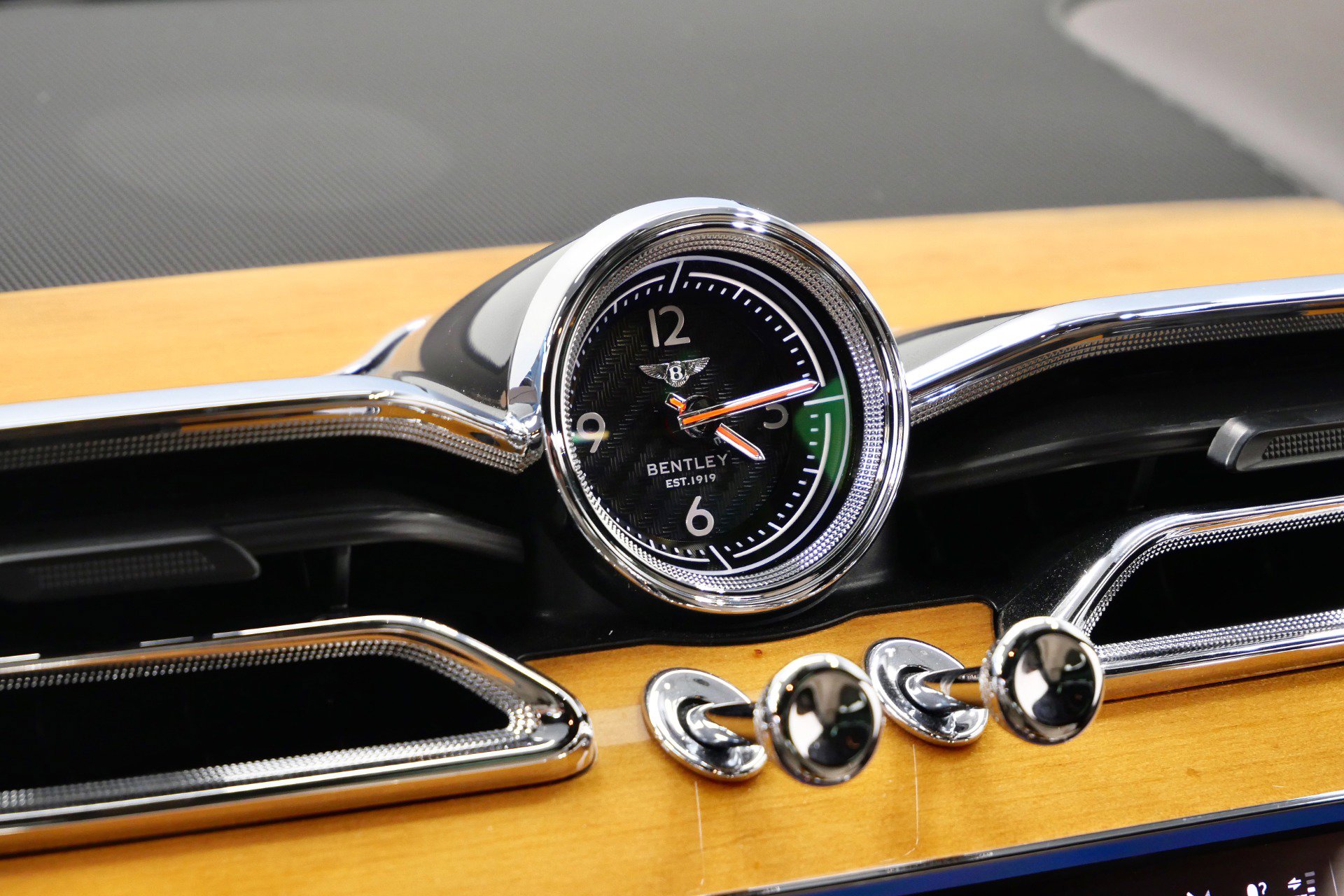 Used 2021 Bentley Bentayga Plug-In Hybrid image 28