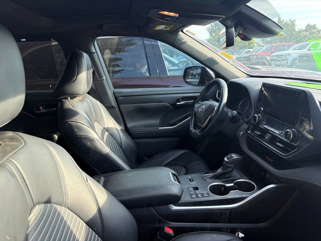 Used 2023 Toyota Highlander XSE FWD image 3