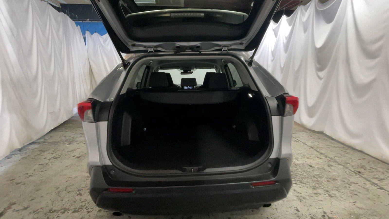 Used 2022 Toyota RAV4 LE AWD/4WD image 22