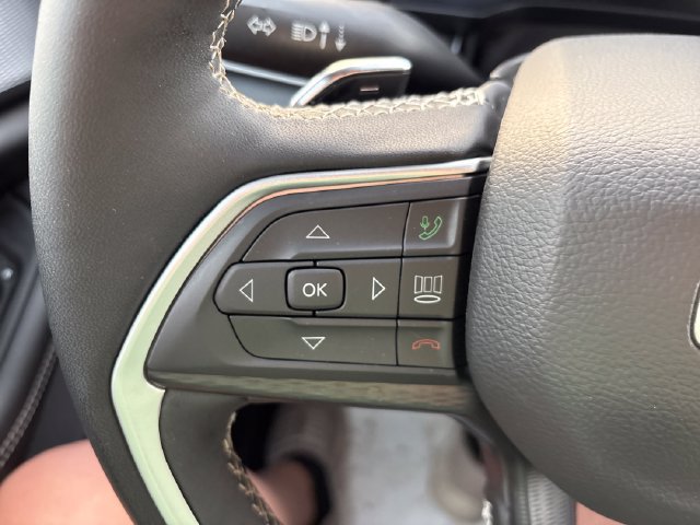 Used 2025 Jeep Grand Cherokee Altitude AWD/4WD image 11
