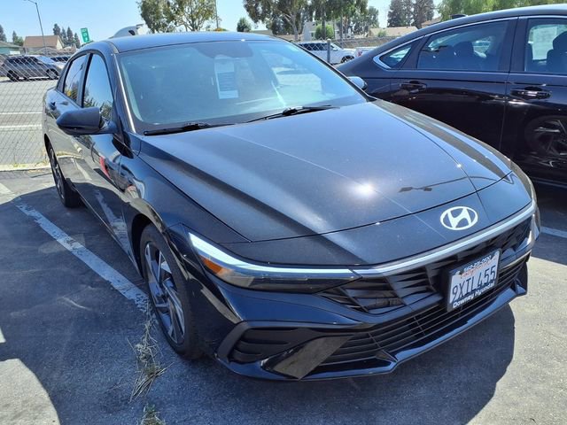 Certified 2025 Hyundai Elantra Sport FWD image 3