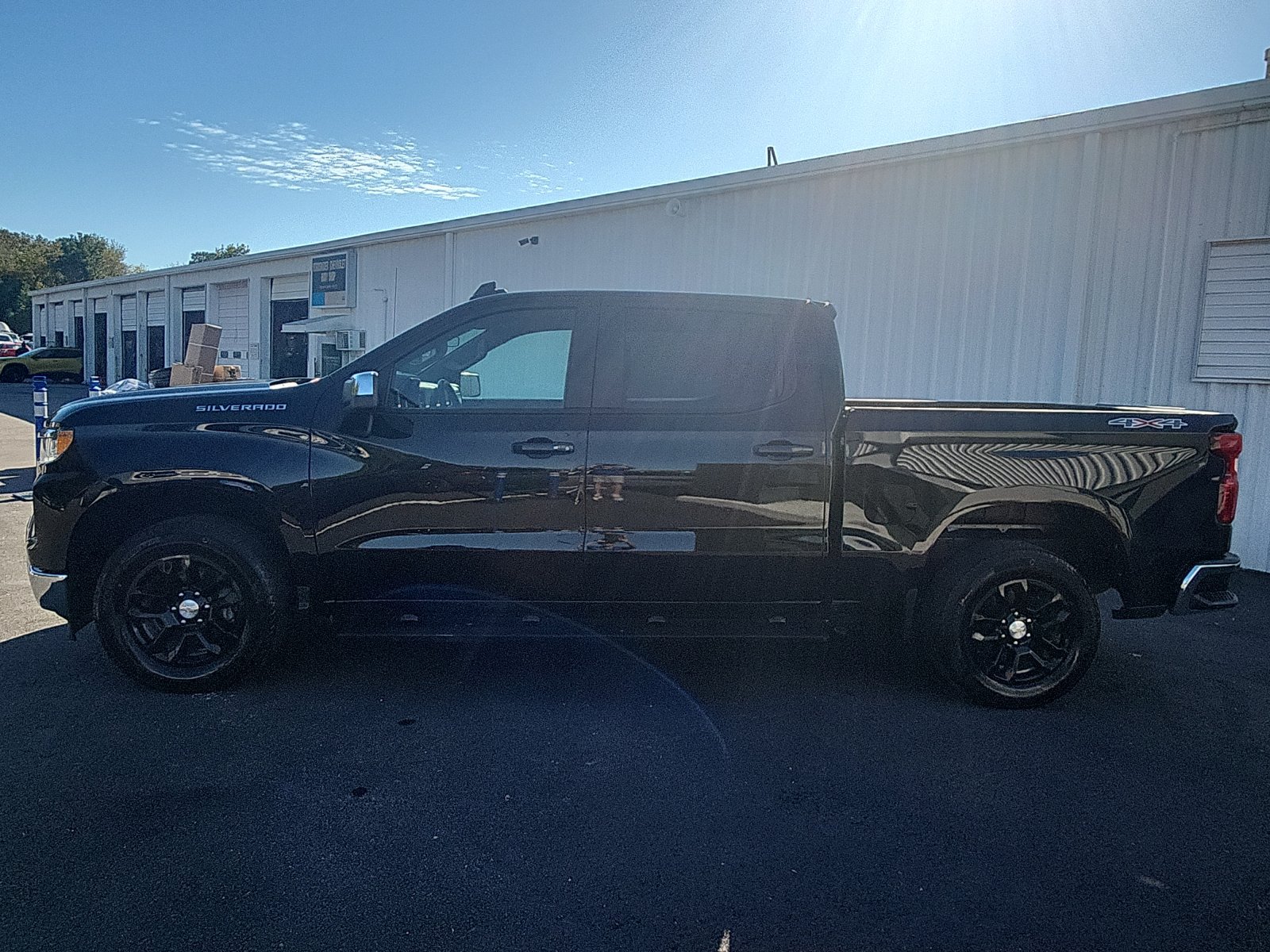 Used 2023 Chevrolet Silverado 1500 LT AWD/4WD image 2
