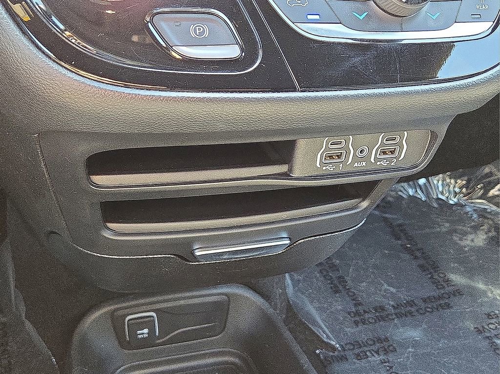 Used 2025 Chrysler Pacifica Select image 29