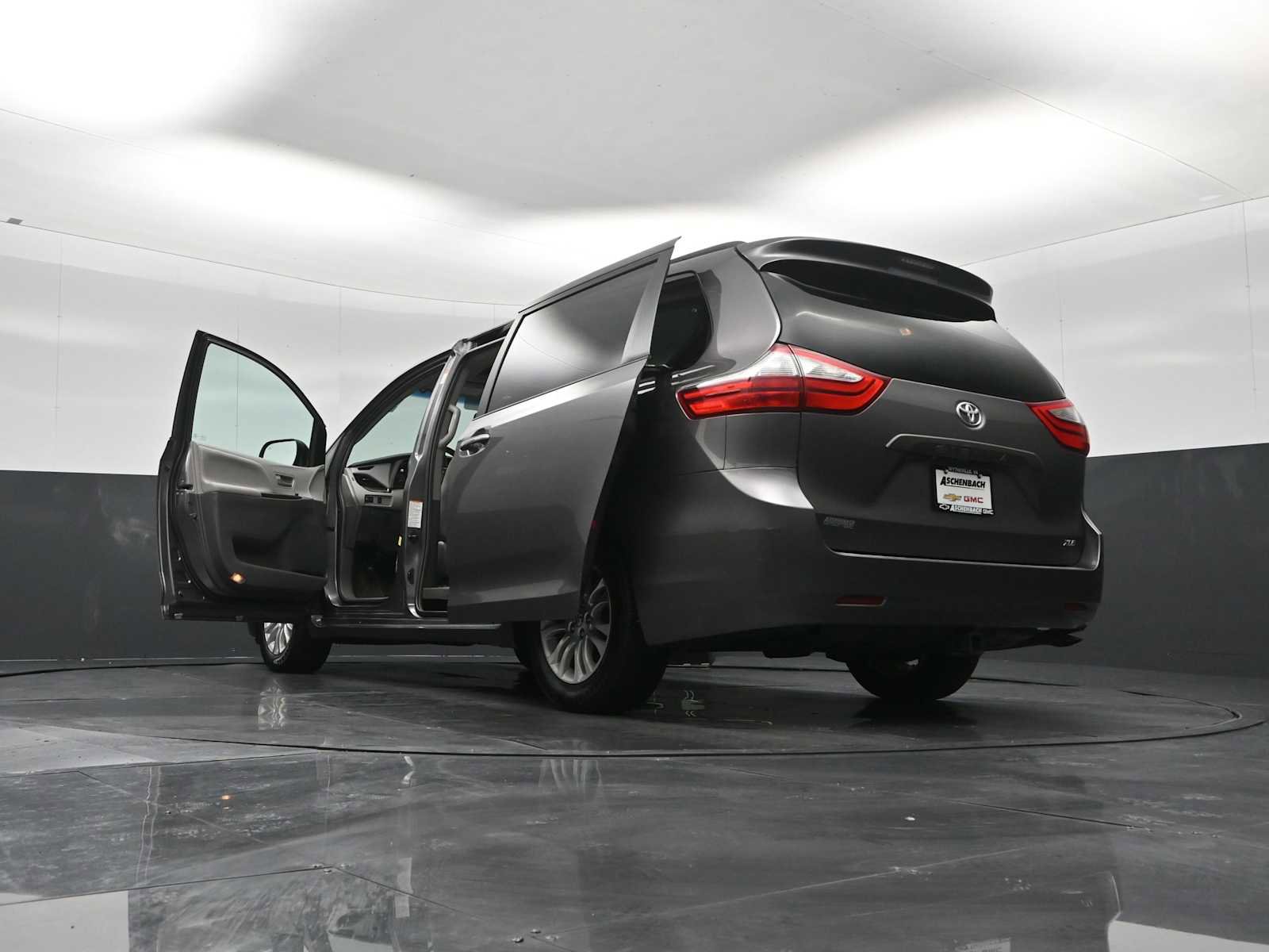 Used 2015 Toyota Sienna XLE image 36