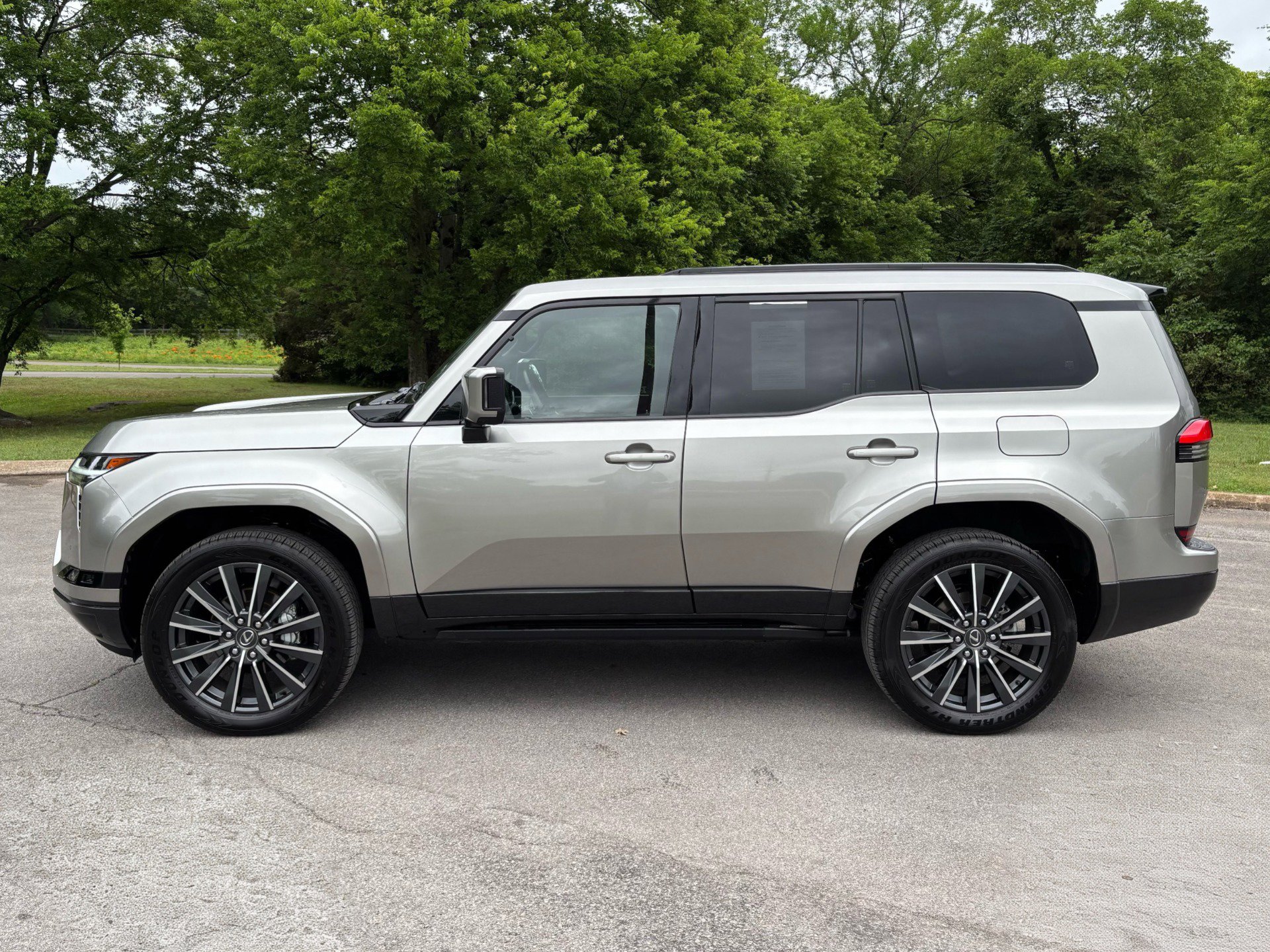 Used 2025 Lexus GX 550 w/ Accessory Package (2T) AWD/4WD image 7