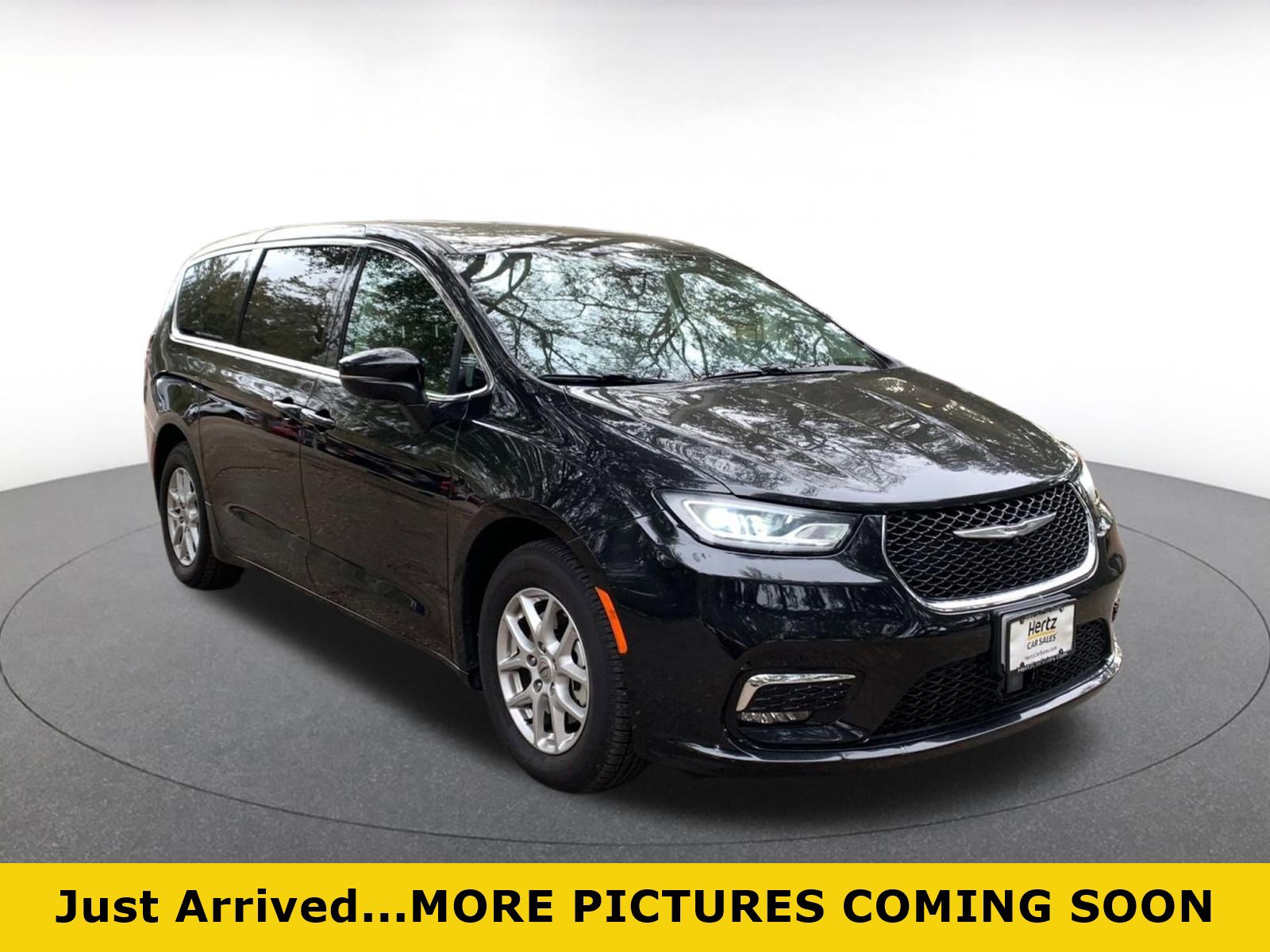 Used 2023 Chrysler Pacifica Touring-L video 1
