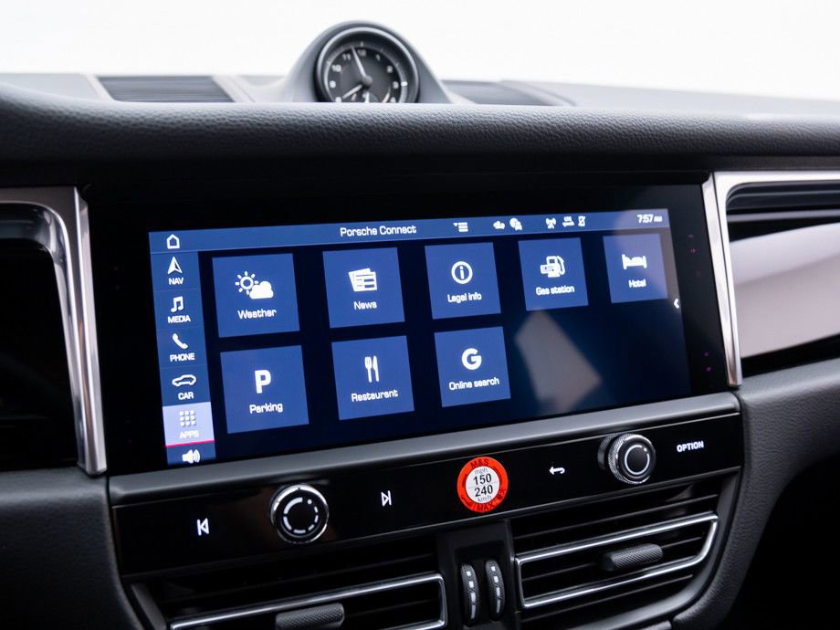 Certified 2025 Porsche Macan image 24