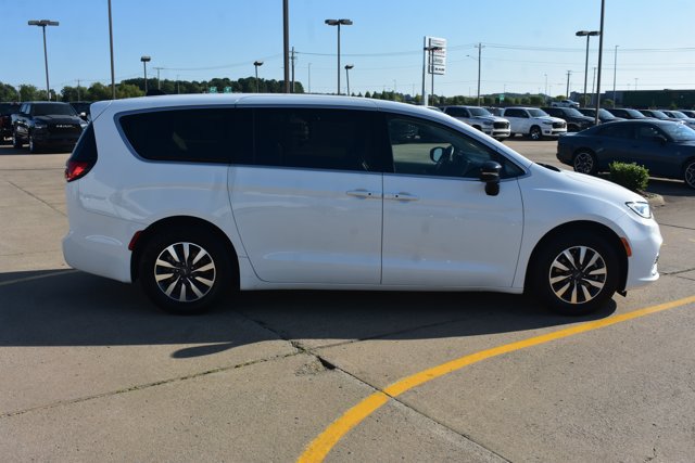 Used 2024 Chrysler Pacifica Limited FWD image 4