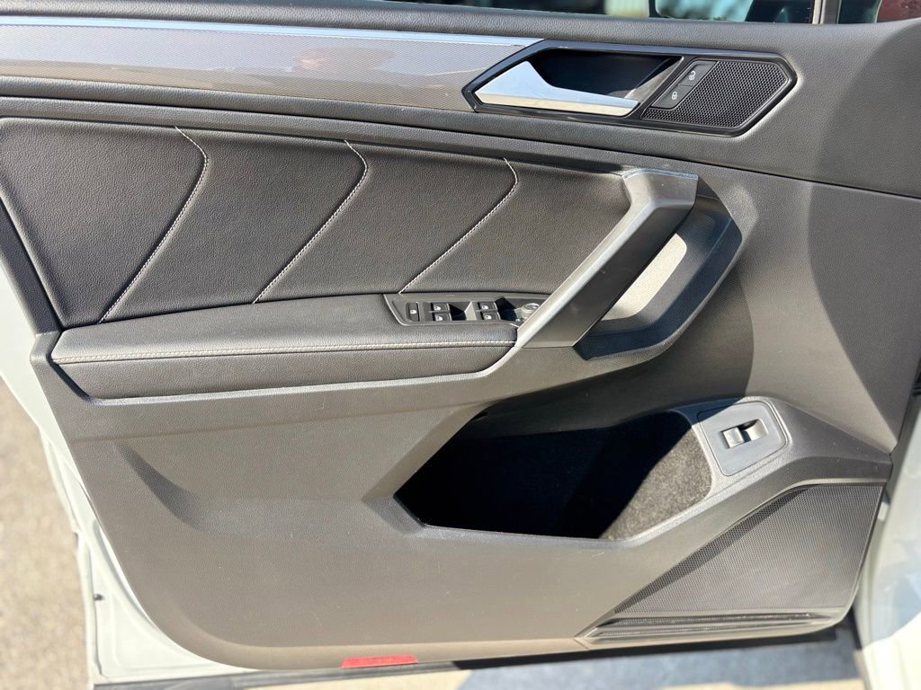 Used 2022 Volkswagen Tiguan SE R-Line image 9