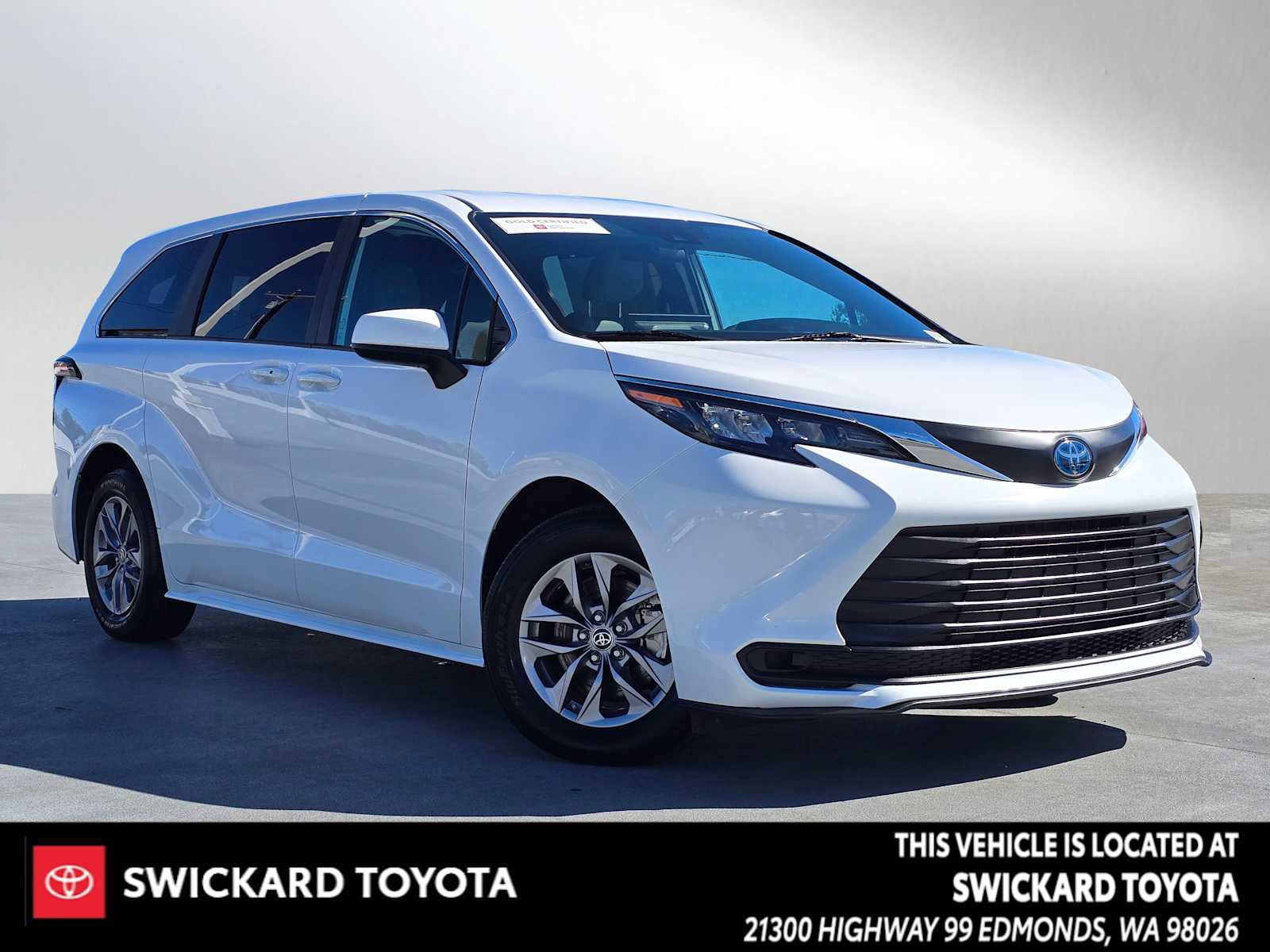 Certified 2025 Toyota Sienna LE FWD image 1