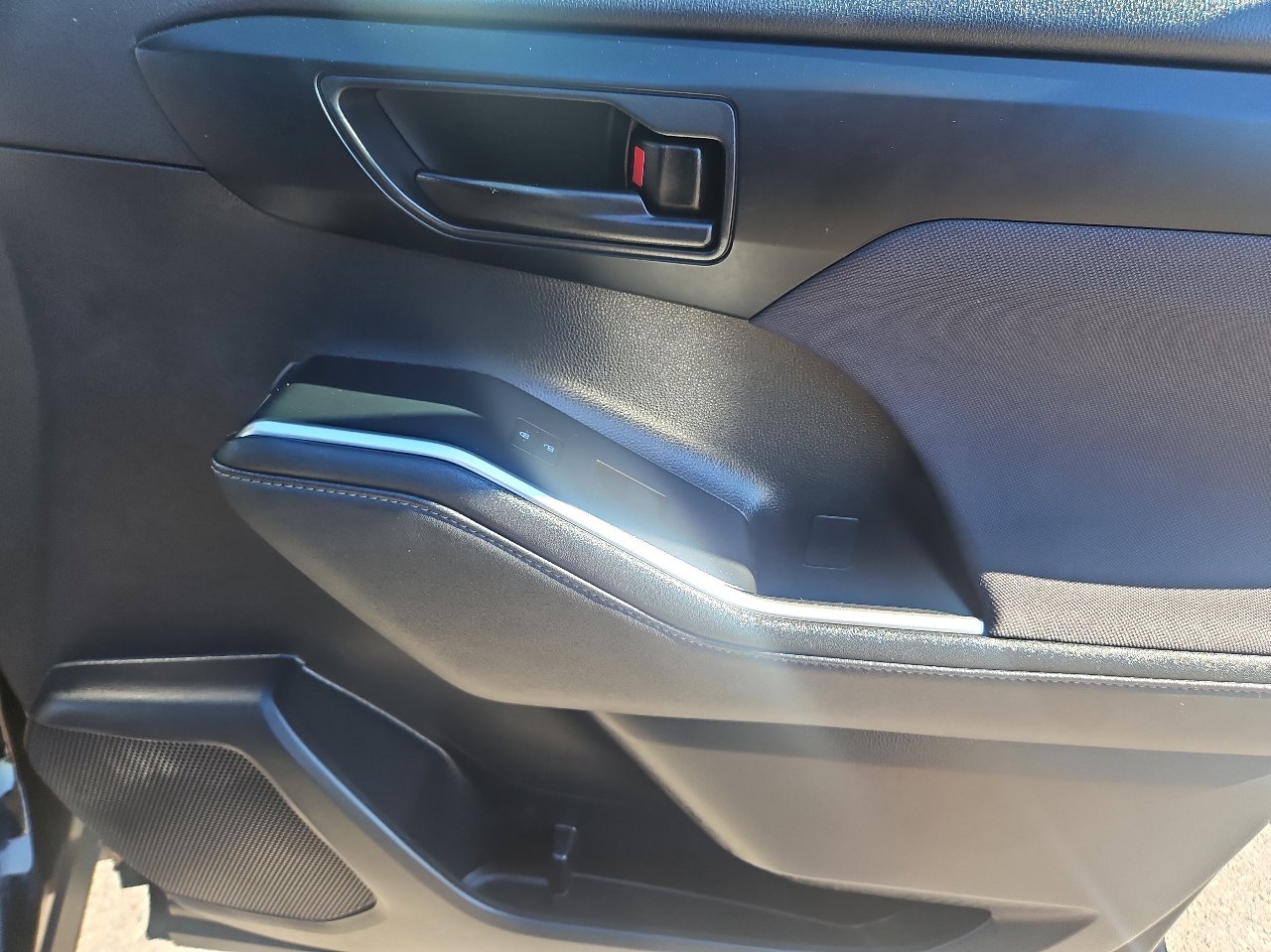 Used 2023 Toyota Highlander LE image 18