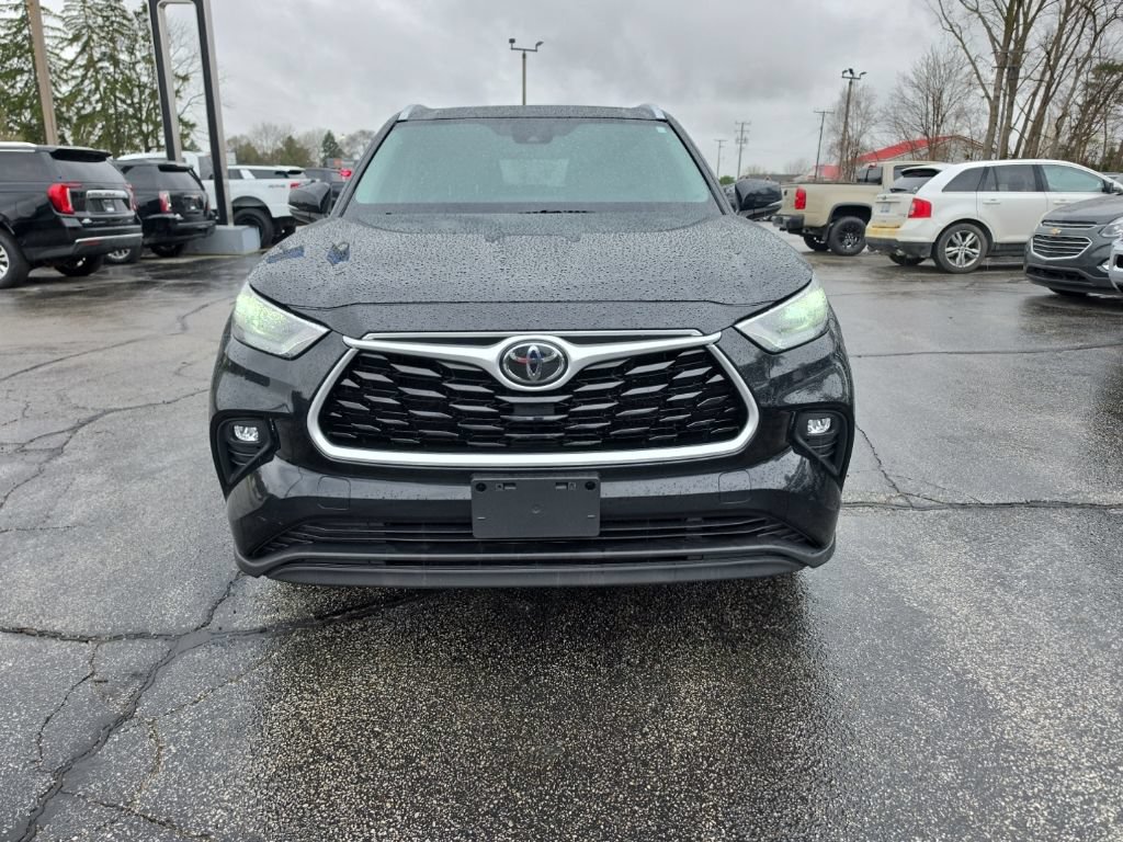 Used 2020 Toyota Highlander XLE AWD/4WD image 2