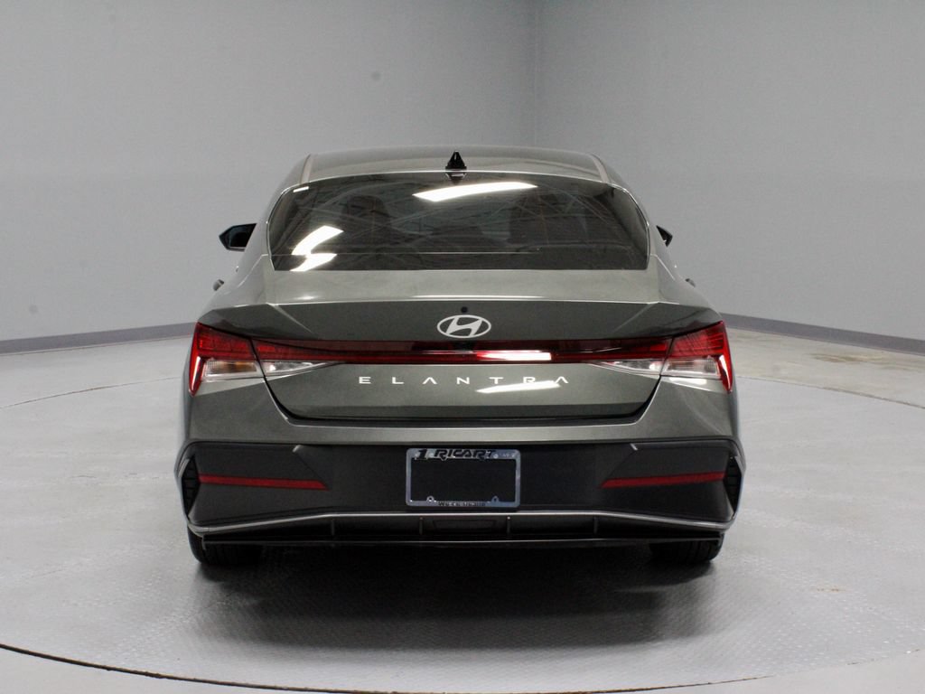 Used 2024 Hyundai Elantra SEL w/ Convenience Package FWD image 12