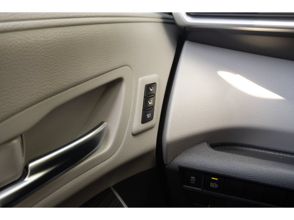 Used 2022 Toyota Sienna Limited FWD image 29