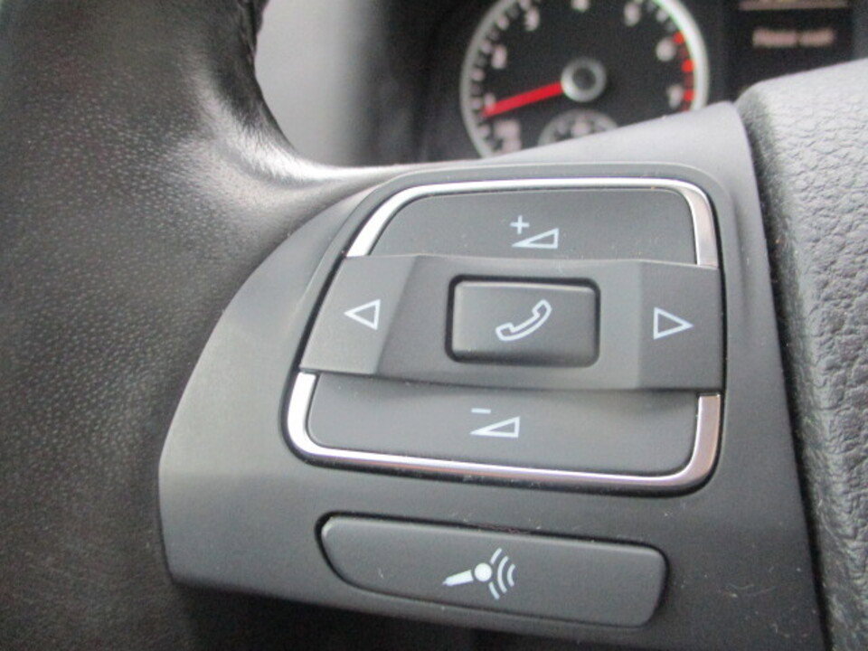 Used 2013 Volkswagen Tiguan S image 32