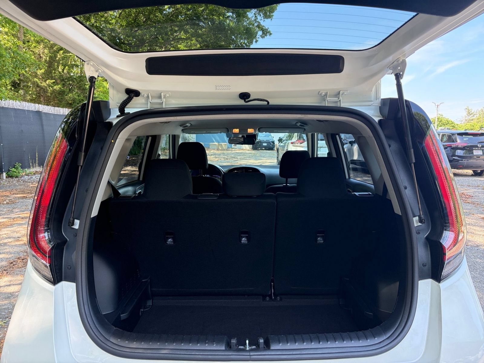 Used 2025 Kia Soul LX w/ LX Technology Package FWD image 29
