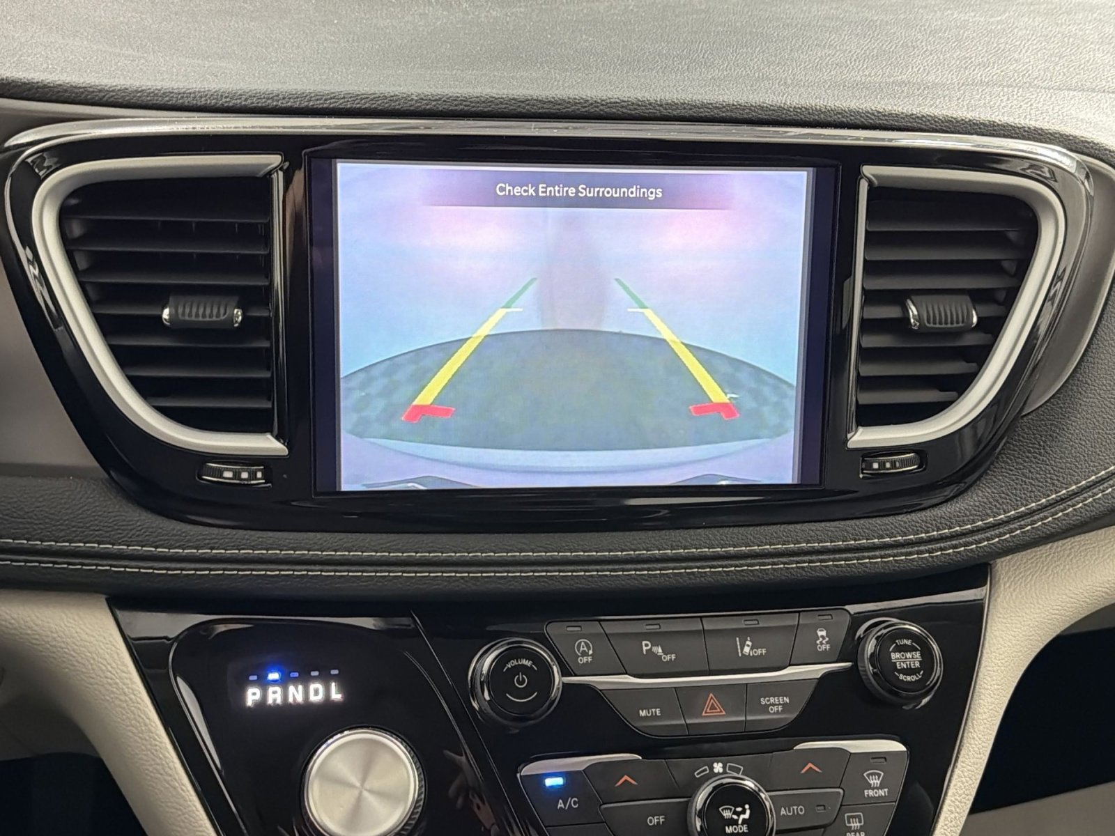 Used 2022 Chrysler Pacifica Touring-L image 19