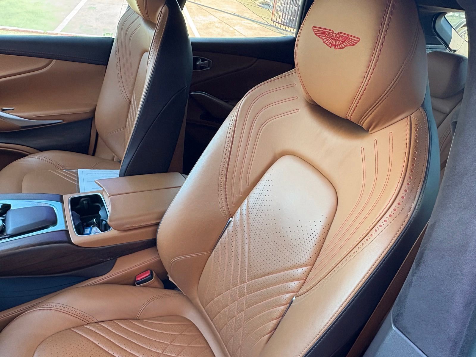 Used 2021 Aston Martin DBX AWD/4WD image 36