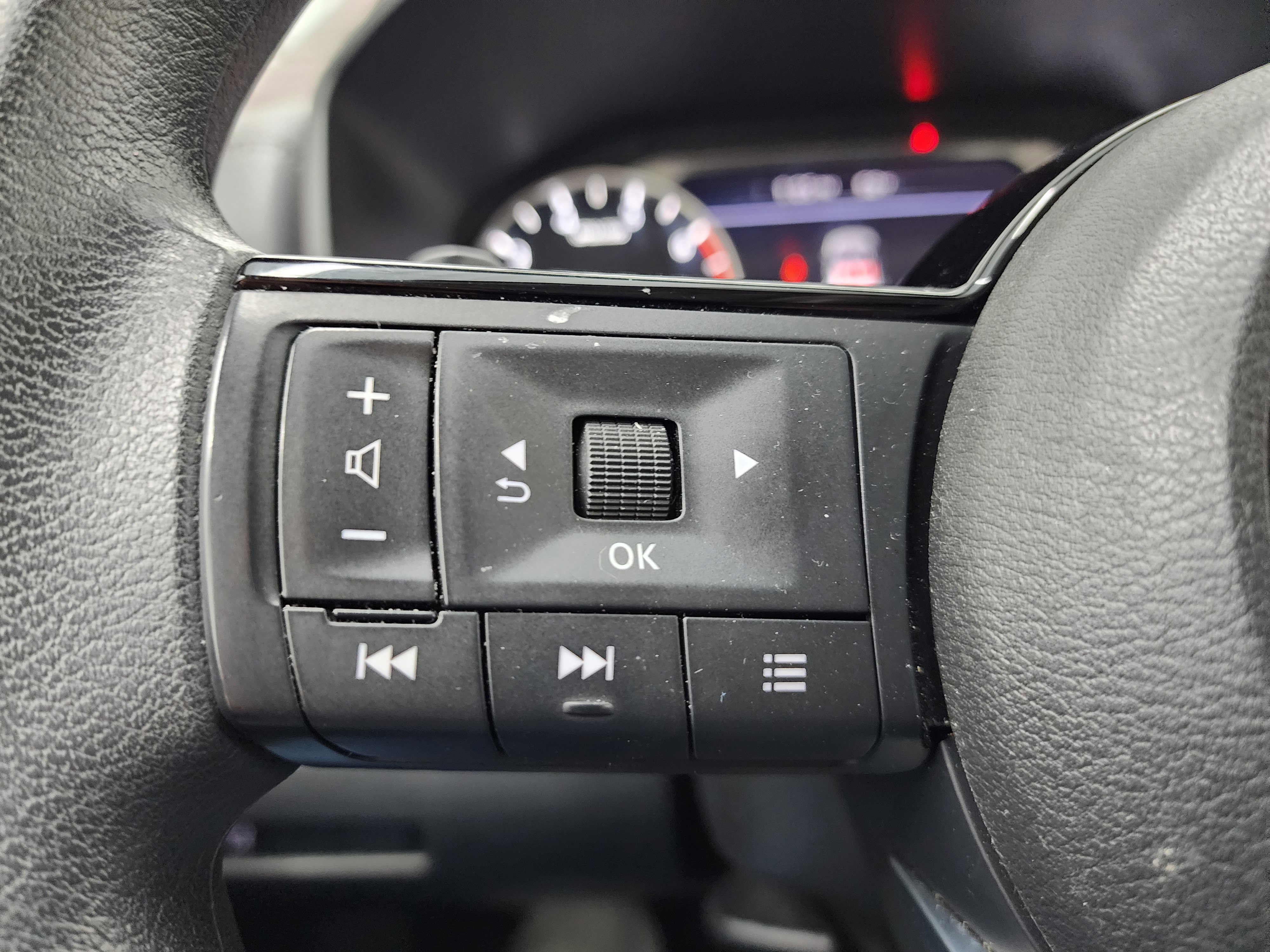 Used 2023 Nissan Rogue SV image 17