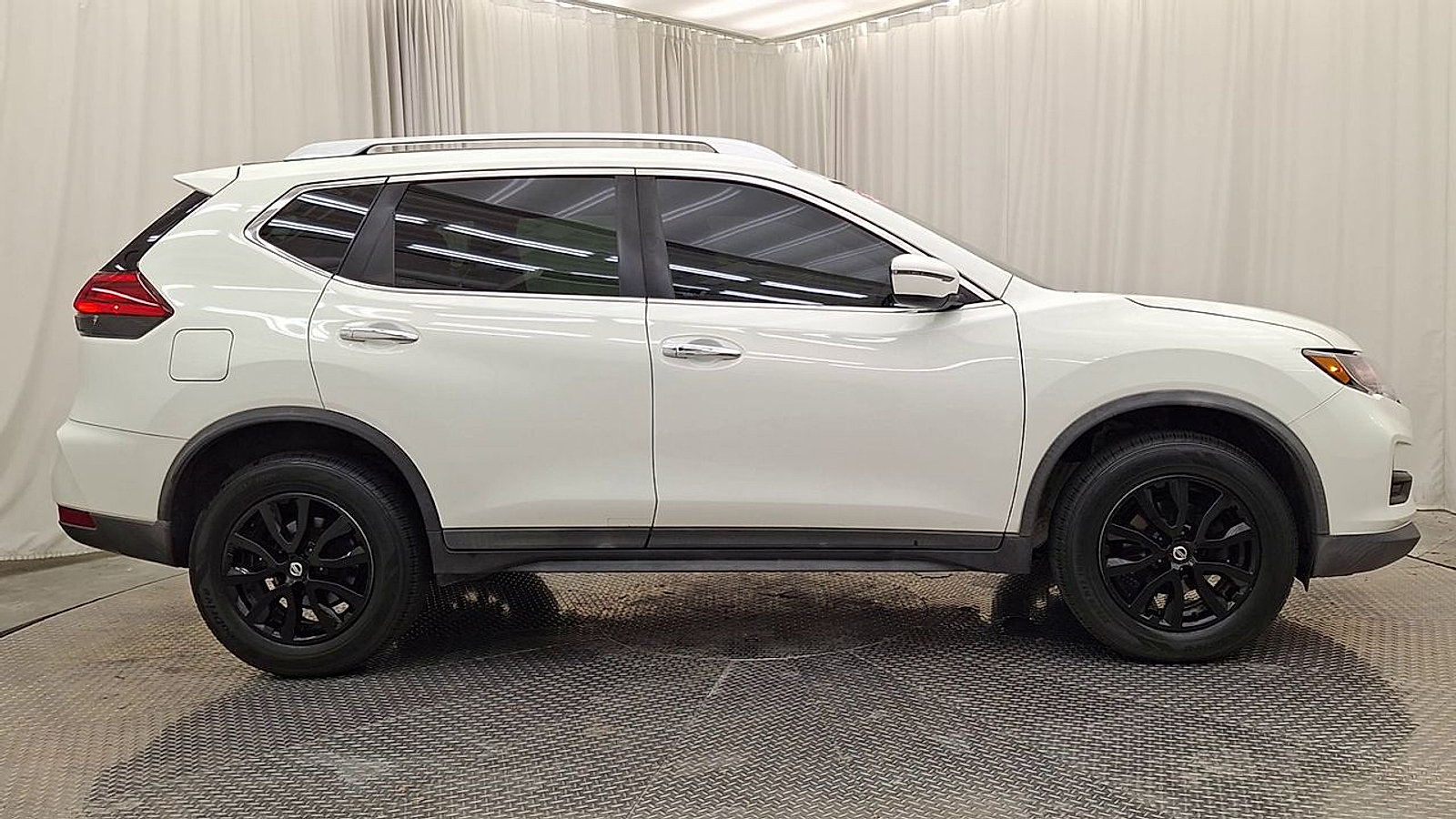 Used 2017 Nissan Rogue SV AWD/4WD image 6