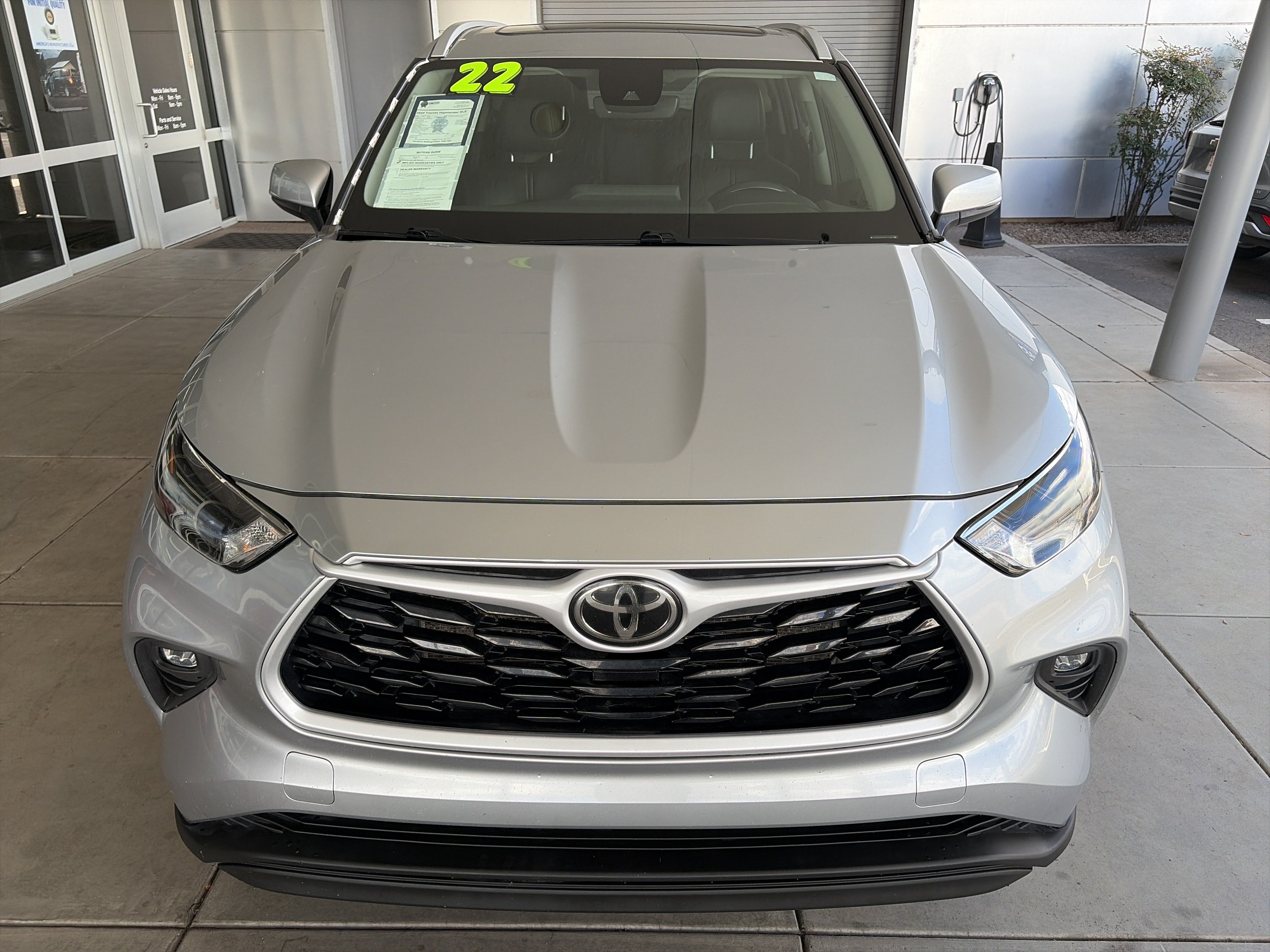 Used 2022 Toyota Highlander XLE FWD image 2