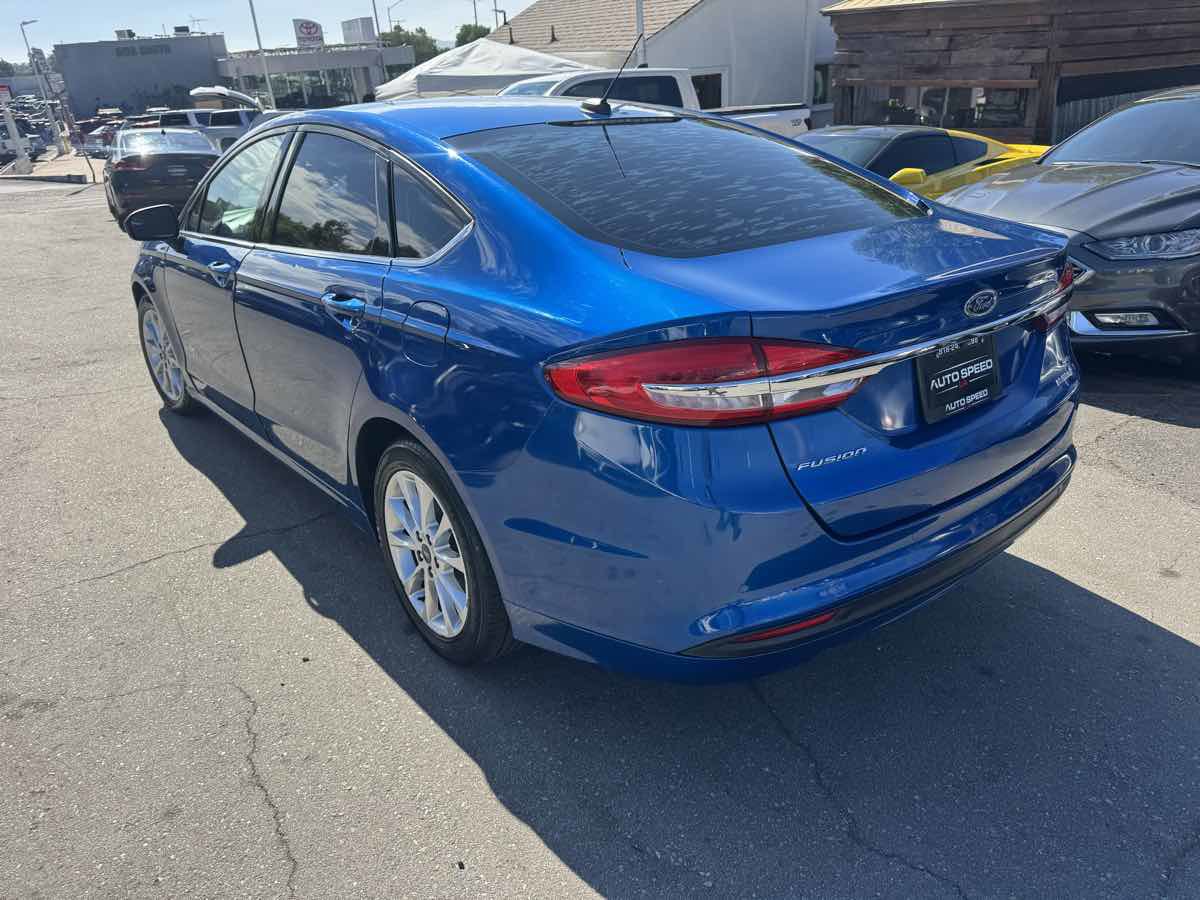 Used 2017 Ford Fusion SE image 3