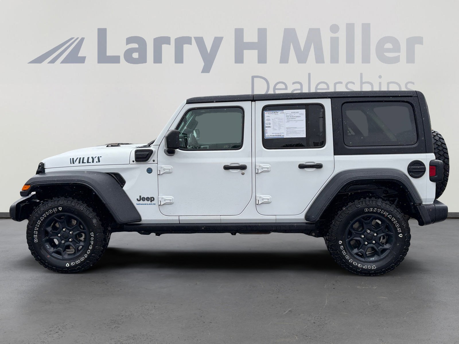 Used 2023 Jeep Wrangler Unlimited w/ Cold Weather Group AWD/4WD image 3