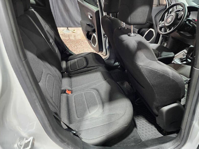Used 2018 Jeep Renegade Latitude FWD image 12