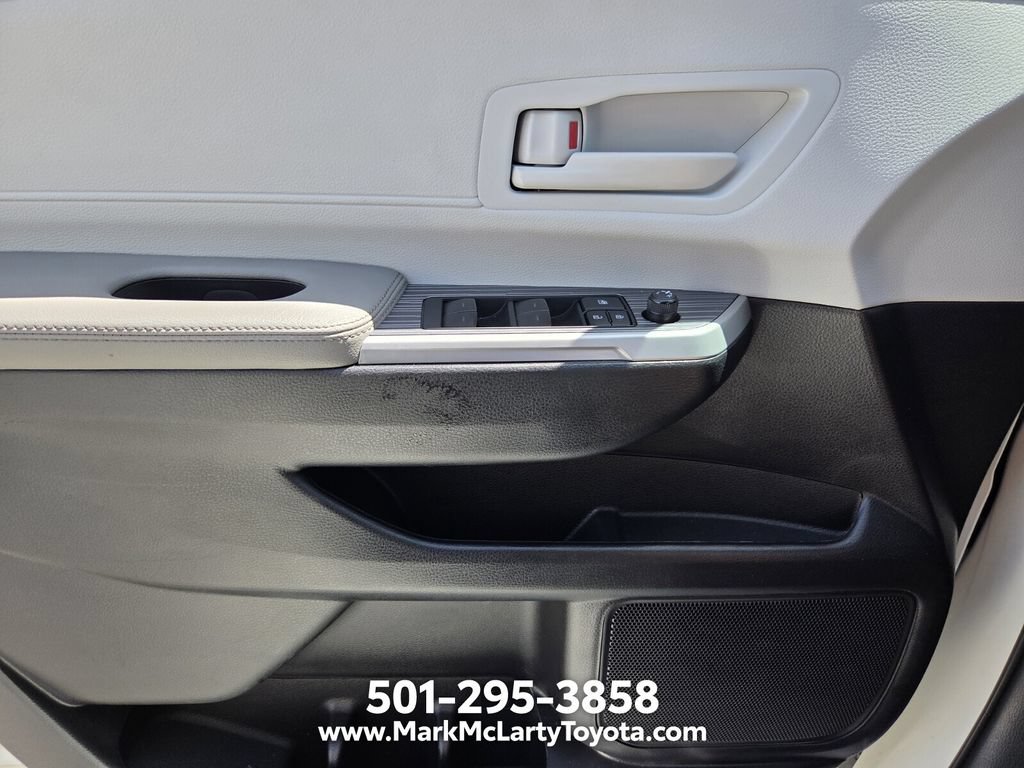 Used 2025 Toyota Sienna LE FWD image 25