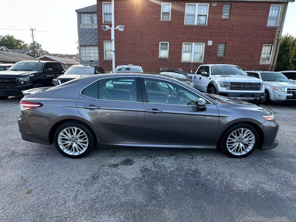 Used 2018 Toyota Camry XLE FWD image 4