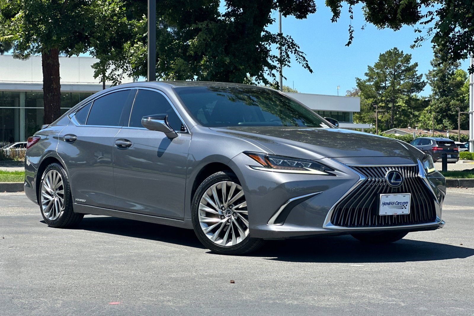 Used 2019 Lexus ES 300h Ultra Luxury w/ Accessory Package 2 FWD image 2