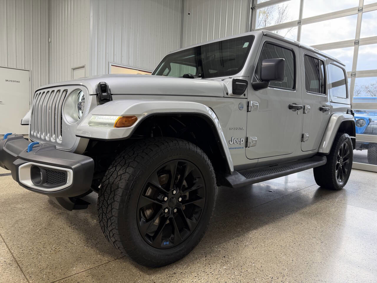 Used 2023 Jeep Wrangler Unlimited Sahara w/ Cold Weather Group image 8