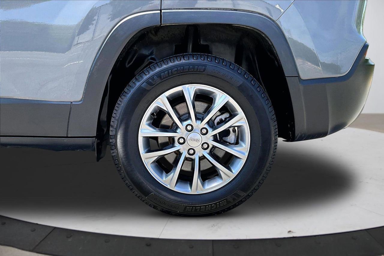 Certified 2021 Jeep Cherokee Latitude Lux w/ Mopar Interior Package AWD/4WD image 33