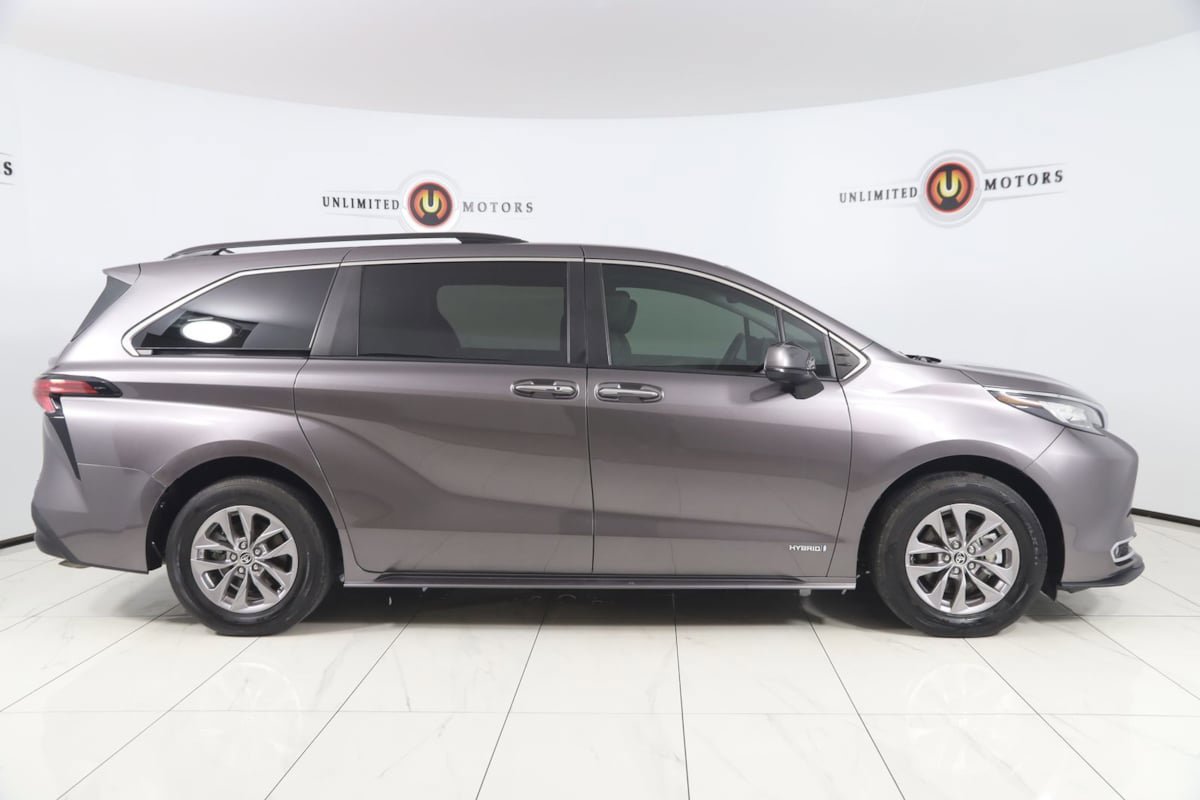 Used 2021 Toyota Sienna XLE FWD image 2