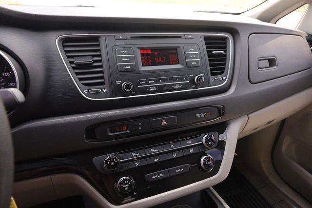 Used 2015 Kia Sedona L image 17