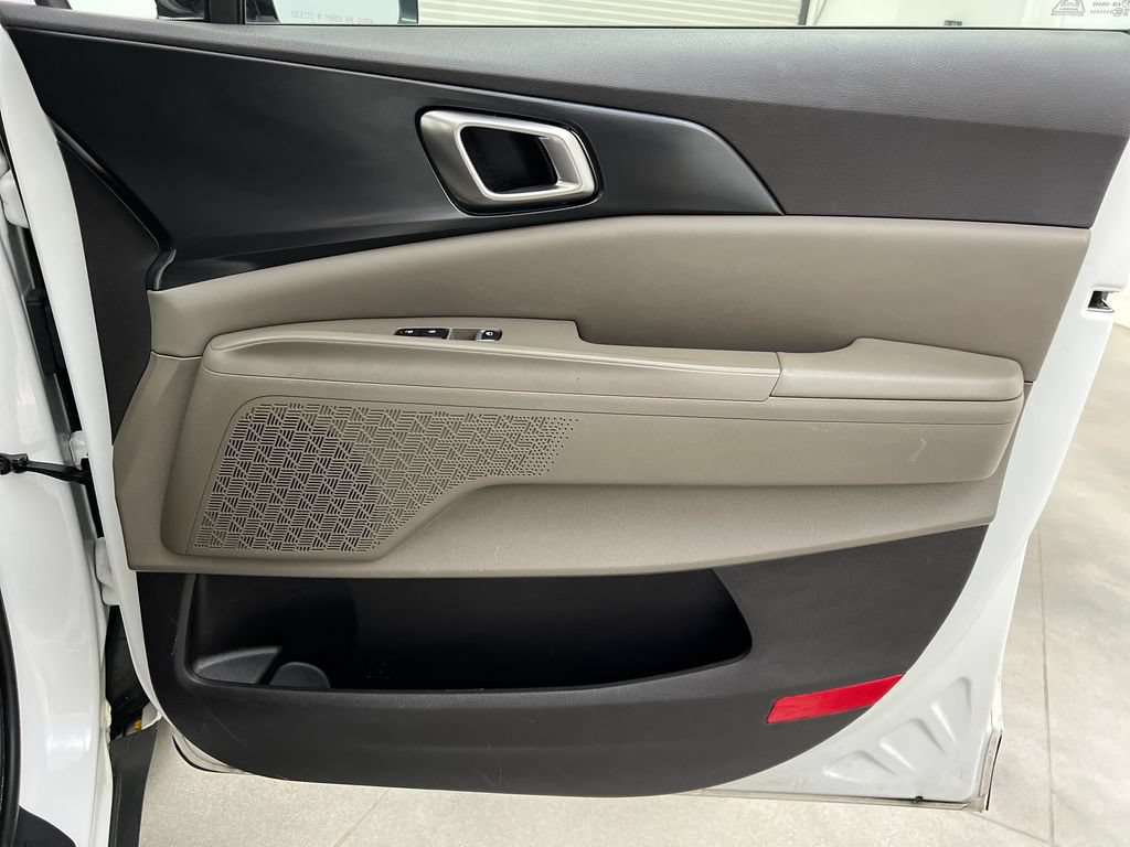Used 2025 Kia Carnival FWD image 33