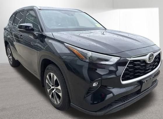 Used 2025 Toyota Highlander XLE image 2