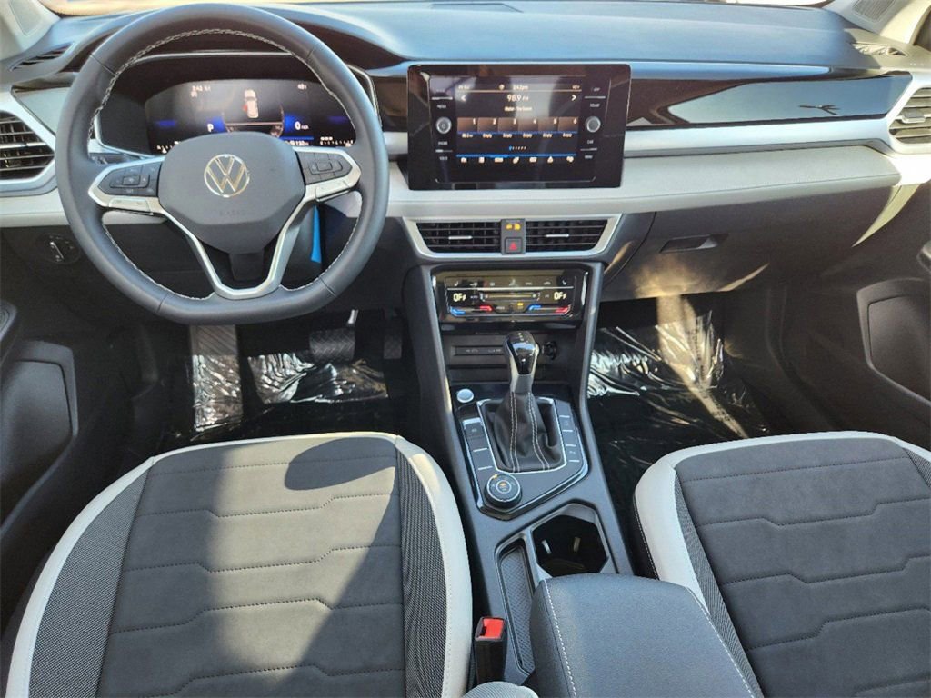 New 2025 Volkswagen Taos SE image 3