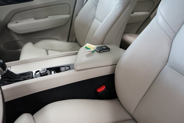 Used 2019 Volvo XC60 T5 Momentum w/ Multimedia Package image 31