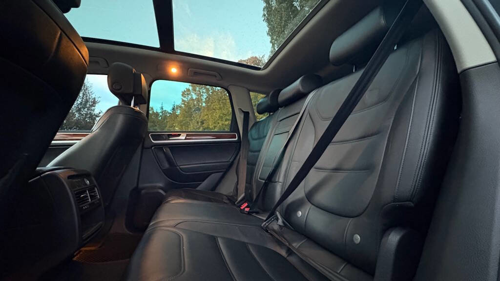 Used 2011 Volkswagen Touareg Sport image 16