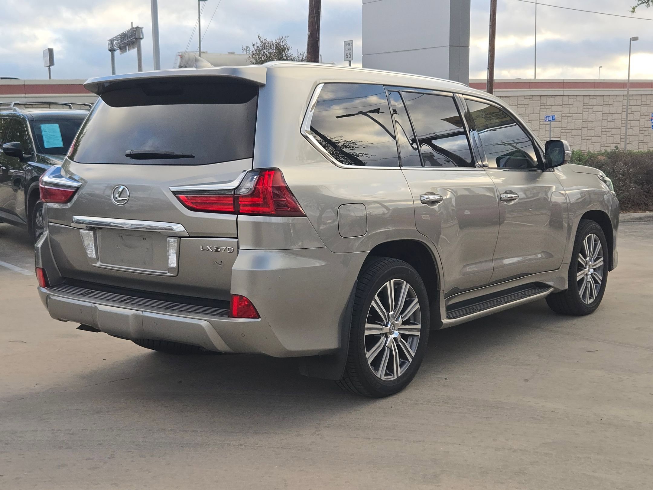 Used 2016 Lexus LX 570 4WD w/ Luxury Package image 3