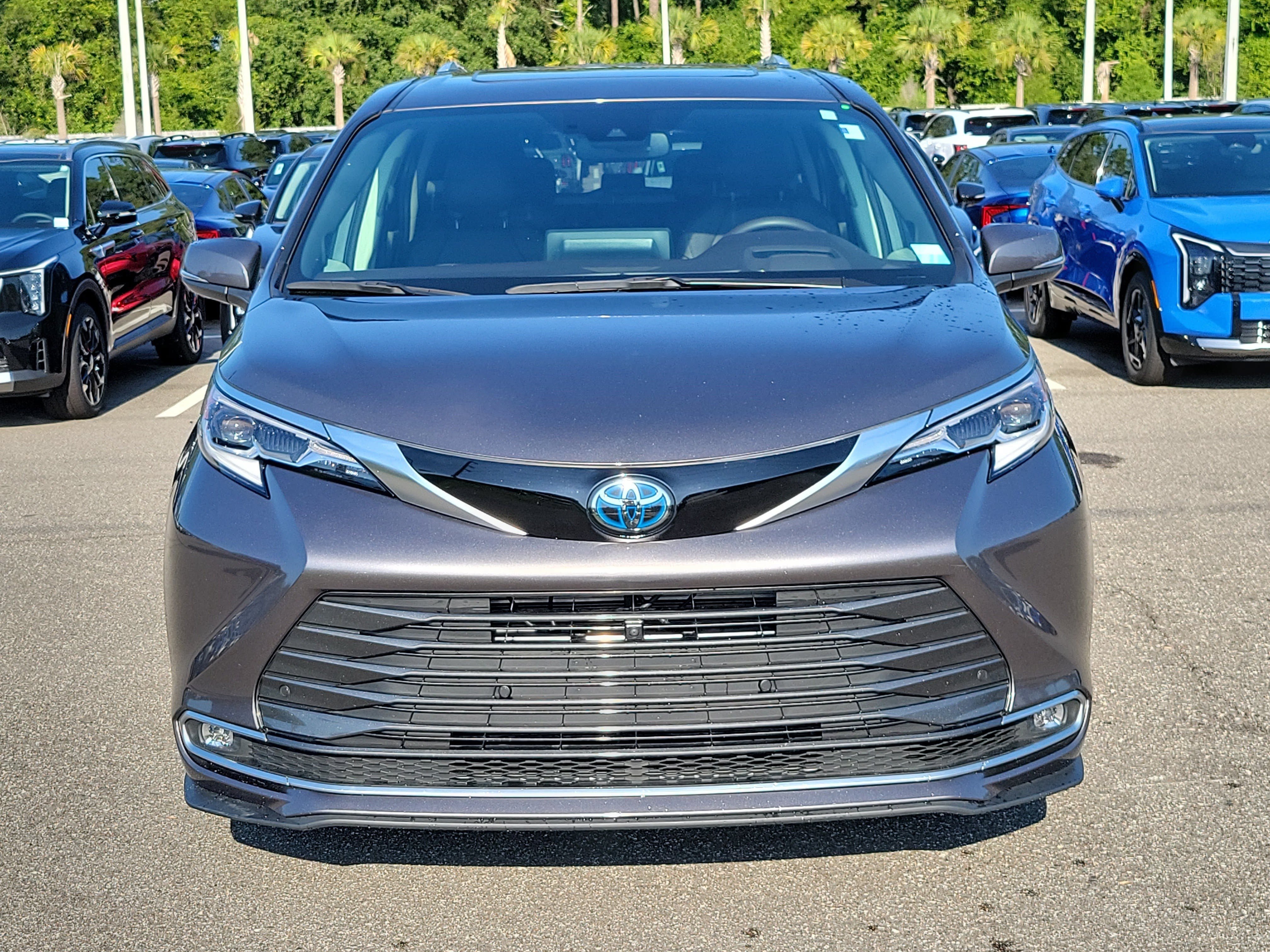 Used 2023 Toyota Sienna Platinum FWD image 2