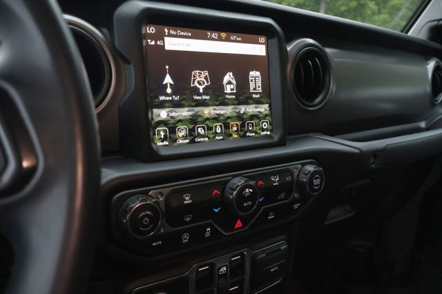 Used 2023 Jeep Gladiator Sport AWD/4WD image 13