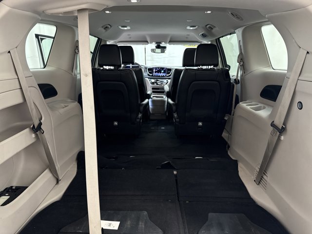 Used 2024 Chrysler Pacifica Touring-L image 29