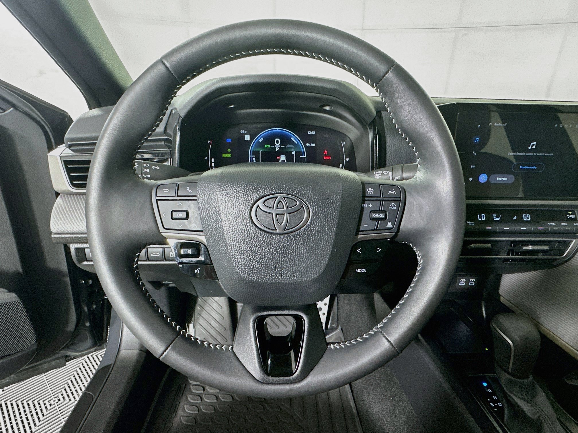 Used 2025 Toyota Camry SE FWD image 15