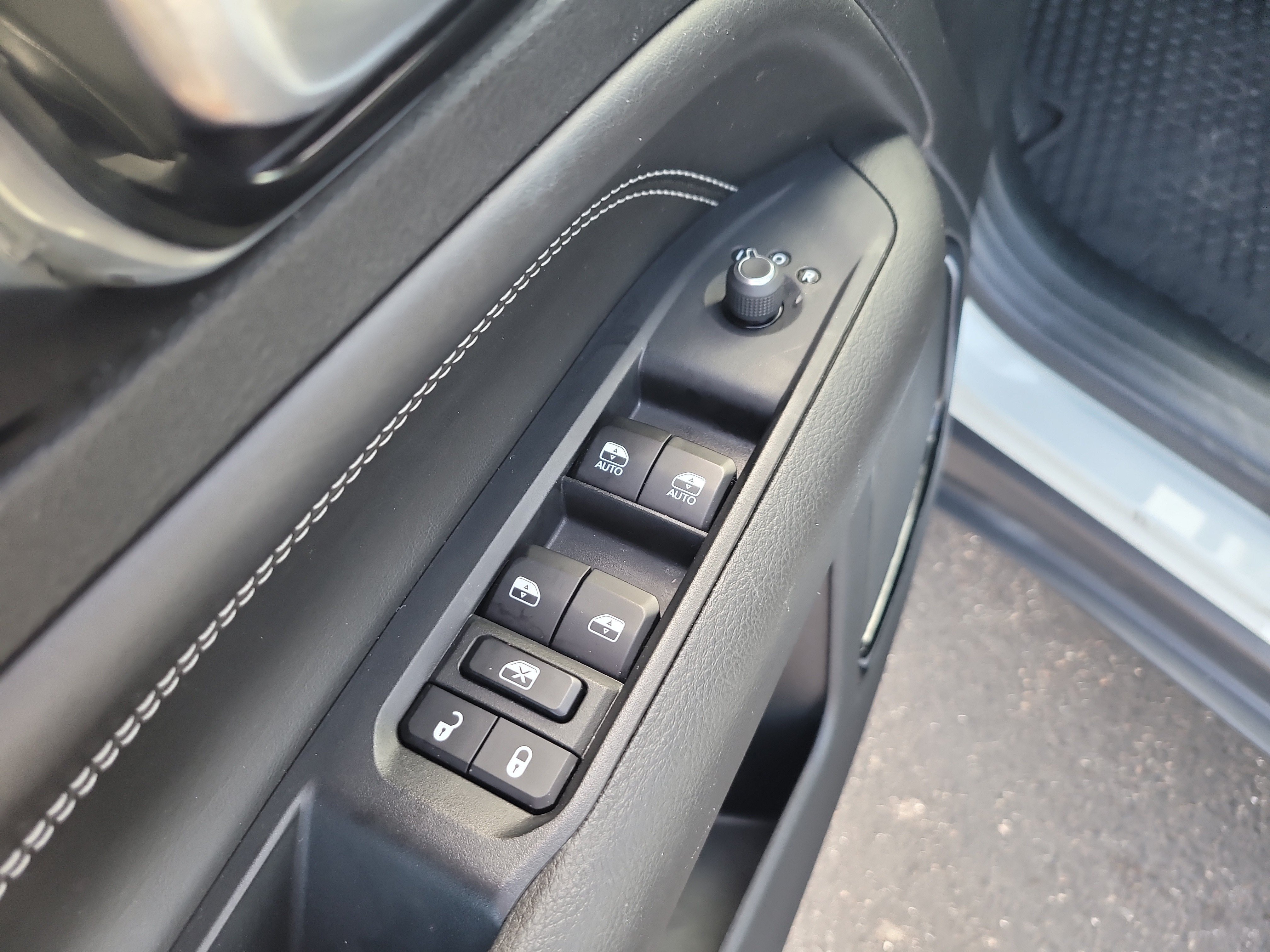 Used 2024 Jeep Compass Latitude w/ Convenience Group AWD/4WD image 16