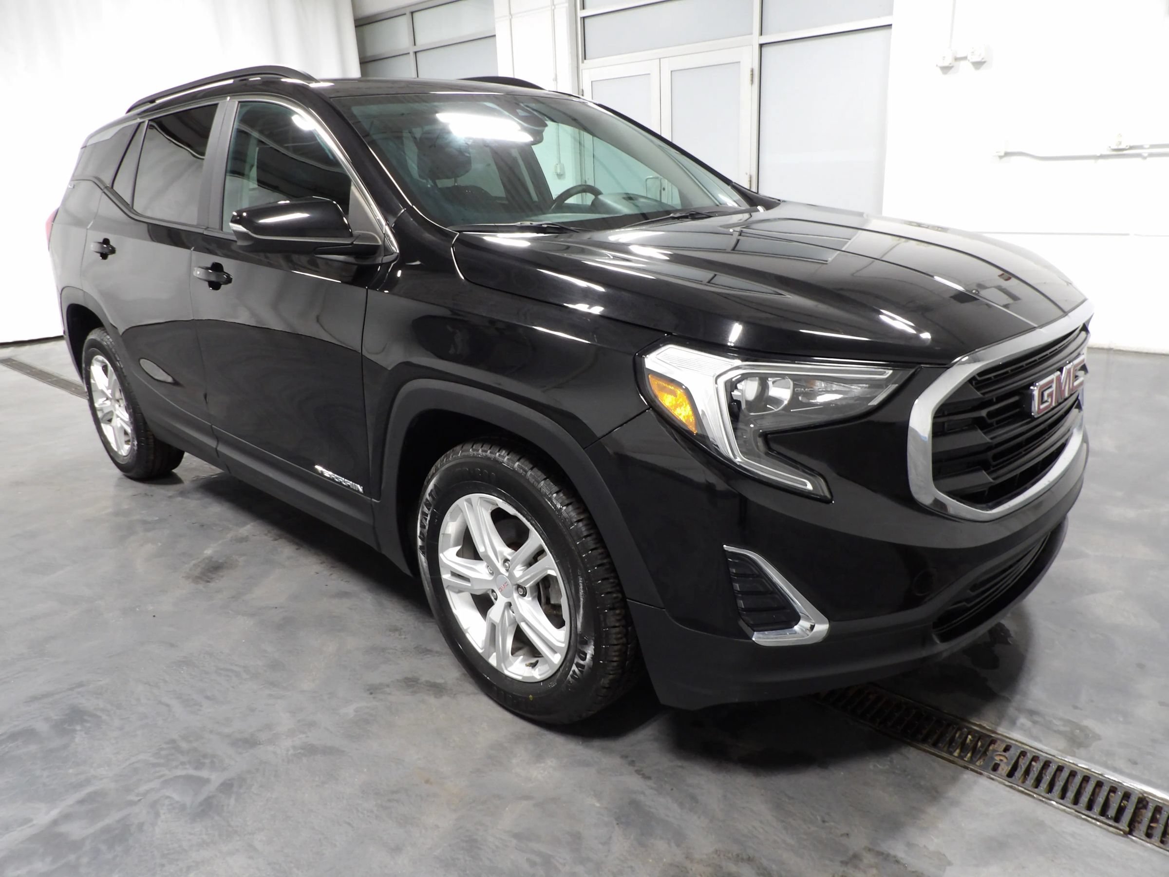 Used 2021 GMC Terrain SLE w/ Driver Convenience Package FWD image 2