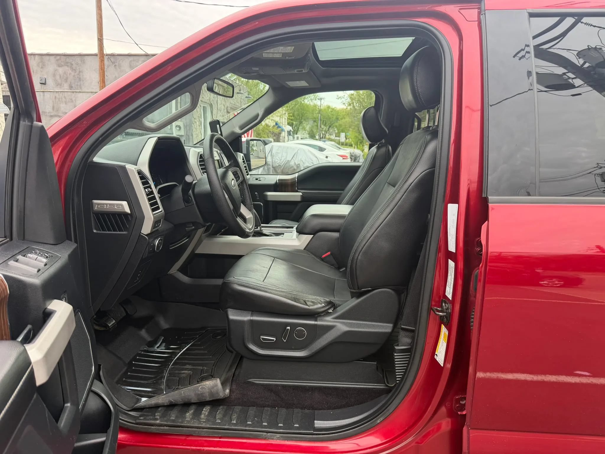 Used 2015 Ford F150 Lariat w/ Equipment Group 501A Mid AWD/4WD image 27
