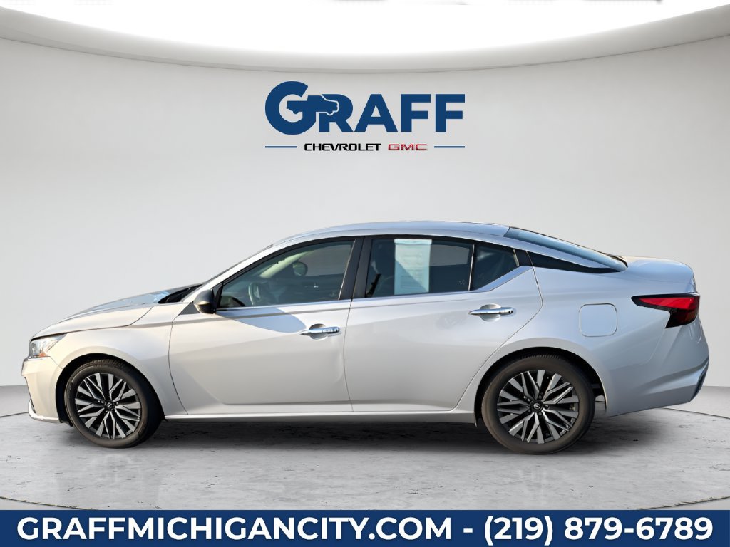 Used 2024 Nissan Altima 2.5 SV FWD image 2