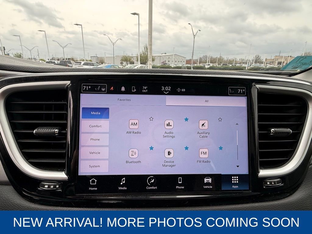 Used 2024 Chrysler Pacifica Touring-L image 13